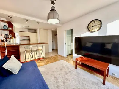 Telewizja i/lub zestaw kina domowego w obiekcie WHITE 3 metro WiFi 85'TV Netflix Disney+ HBO
