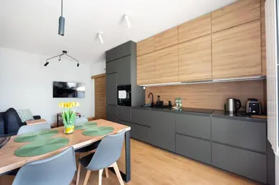 Kuchnia lub aneks kuchenny w obiekcie Wola Skwer Happy Apartment by BookingHost