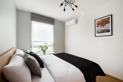 Łóżko lub łóżka w pokoju w obiekcie Wola Skwer Happy Apartment by BookingHost