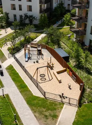 Plac zabaw dla dzieci w obiekcie Wola Skwer Happy Apartment by BookingHost