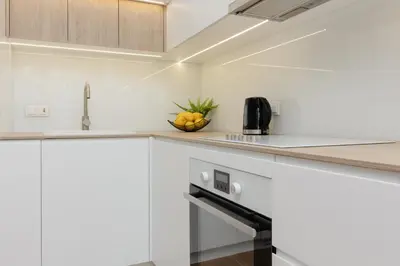 Kuchnia lub aneks kuchenny w obiekcie Cozy & Sunny Studio for 4 Guests Kolejowa Warsaw by Noclegi Renters