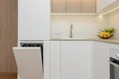 Kuchnia lub aneks kuchenny w obiekcie Cozy & Sunny Studio for 4 Guests Kolejowa Warsaw by Noclegi Renters