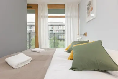 Łóżko lub łóżka w pokoju w obiekcie Cozy & Sunny Studio for 4 Guests Kolejowa Warsaw by Noclegi Renters