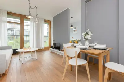 Część wypoczynkowa w obiekcie Cozy & Sunny Studio for 4 Guests Kolejowa Warsaw by Noclegi Renters