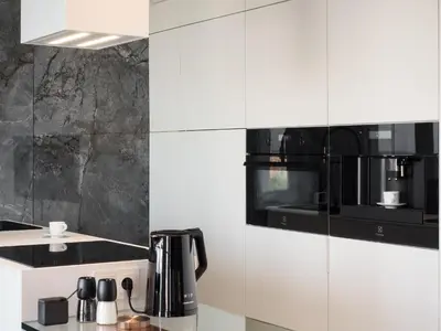 Kuchnia lub aneks kuchenny w obiekcie Bliska Wola Tower - UNIQUE Apartments 4YOU - 18 piętro z pięknym widokiem na centrum Warszawy