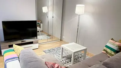 Telewizja i/lub zestaw kina domowego w obiekcie Sun apartment on Wola