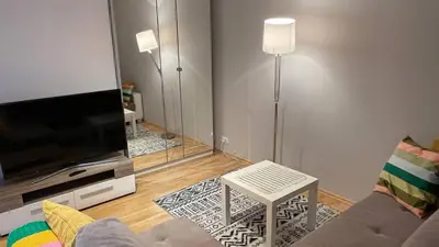 Telewizja i/lub zestaw kina domowego w obiekcie Sun apartment on Wola