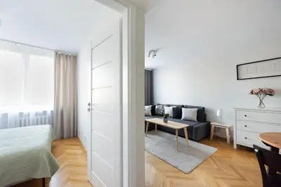 Łóżko lub łóżka w pokoju w obiekcie Nowogrodzka Grey Apartment by BookingHost