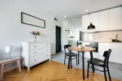 Kuchnia lub aneks kuchenny w obiekcie Nowogrodzka Grey Apartment by BookingHost