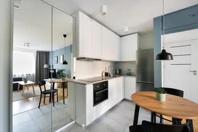Kuchnia lub aneks kuchenny w obiekcie Nowogrodzka Grey Apartment by BookingHost