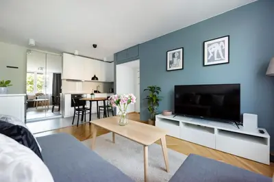 Telewizja i/lub zestaw kina domowego w obiekcie Nowogrodzka Grey Apartment by BookingHost