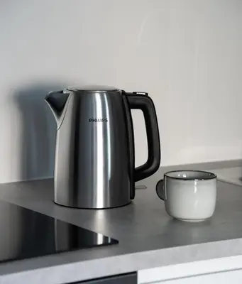 Zestaw do parzenia kawy i herbaty w obiekcie Nowogrodzka Grey Apartment by BookingHost