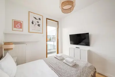 Telewizja i/lub zestaw kina domowego w obiekcie Wola Kasprzaka Luxury Apartment by BookingHost