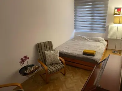 Łóżko lub łóżka w pokoju w obiekcie Kameralna część dzielnicy Wola Młynów.