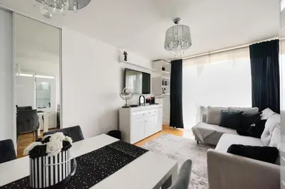 Kuchnia lub aneks kuchenny w obiekcie Wola Okopowa Luxury Apartment by BookingHost