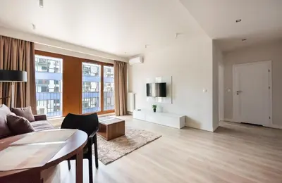 Telewizja i/lub zestaw kina domowego w obiekcie Magazynowa Classy Apartment by BookingHost