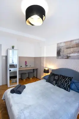 Łóżko lub łóżka w pokoju w obiekcie ClickTheFlat Muranów Apart Rooms