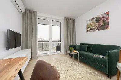 Telewizja i/lub zestaw kina domowego w obiekcie Modern Apartment with Balcony near Aleje Jerozolimskie by Noclegi Renters