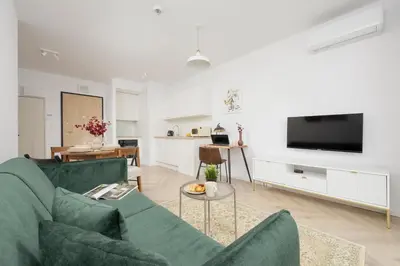 Telewizja i/lub zestaw kina domowego w obiekcie Modern Apartment with Balcony near Aleje Jerozolimskie by Noclegi Renters