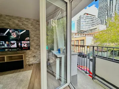 Balkon lub taras w obiekcie NEON 3 silence metro WiFi 85'TV Netflix HBO