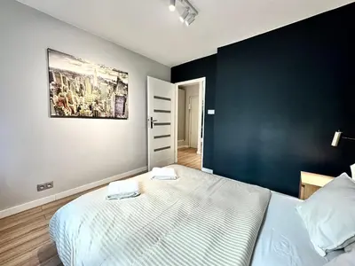 Łóżko lub łóżka w pokoju w obiekcie NEON 3 silence metro WiFi 85'TV Netflix HBO