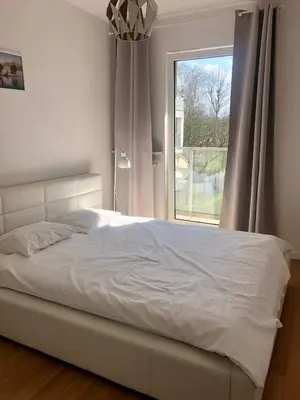 Łóżko lub łóżka w pokoju w obiekcie Quiet Ursynow Airport S2