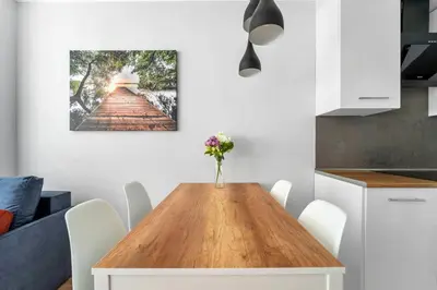 Telewizja i/lub zestaw kina domowego w obiekcie Chmielna Downtown Apartments - City Center, AirCon - by Rentujemy