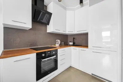 Kuchnia lub aneks kuchenny w obiekcie Chmielna Downtown Apartments - City Center, AirCon - by Rentujemy