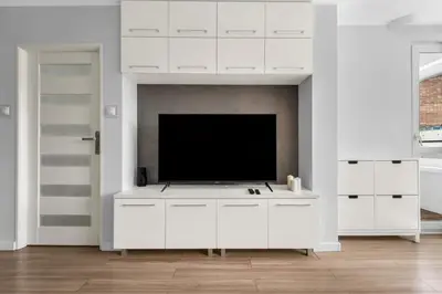 Telewizja i/lub zestaw kina domowego w obiekcie Chmielna Downtown Apartments - City Center, AirCon - by Rentujemy