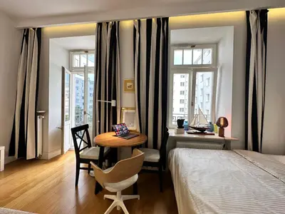 Łóżko lub łóżka w pokoju w obiekcie DECOR 4 fast WiFi 85'TV Netflix HBO Disney+