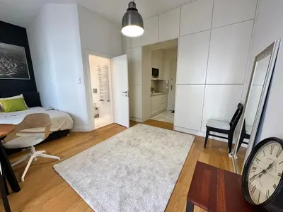 Łóżko lub łóżka w pokoju w obiekcie DECOR 4 fast WiFi 85'TV Netflix HBO Disney+