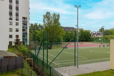 Tenis lub squash w obiekcie Stunning Family Apartment Ursynów with Parking & Balcony by Noclegi Renters lub w pobliżu