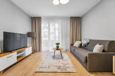 Telewizja i/lub zestaw kina domowego w obiekcie Ursus Comfy Apartment with FREE Parking by BookingHost