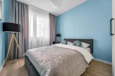 Łóżko lub łóżka w pokoju w obiekcie Ursus Comfy Apartment with FREE Parking by BookingHost