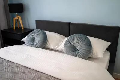 Łóżko lub łóżka w pokoju w obiekcie Ursus Comfy Apartment with FREE Parking by BookingHost