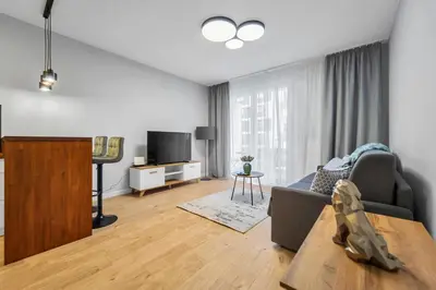Telewizja i/lub zestaw kina domowego w obiekcie Ursus Comfy Apartment with FREE Parking by BookingHost
