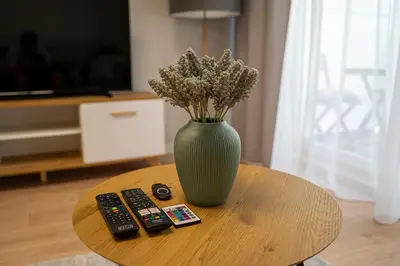 Telewizja i/lub zestaw kina domowego w obiekcie Ursus Comfy Apartment with FREE Parking by BookingHost