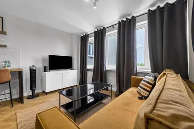 Telewizja i/lub zestaw kina domowego w obiekcie Park Sady Żoliborskie Modern Apartment by BookingHost