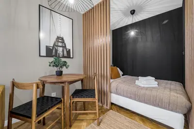 Łóżko lub łóżka w pokoju w obiekcie Park Sady Żoliborskie Modern Apartment by BookingHost