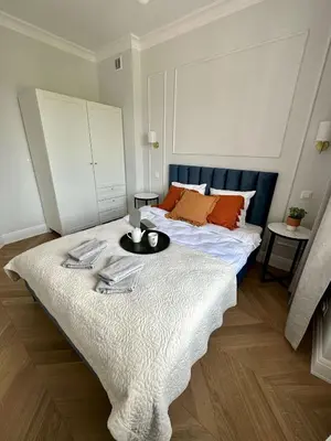 Łóżko lub łóżka w pokoju w obiekcie Mariensztat Old Town Apartment