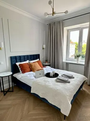 Łóżko lub łóżka w pokoju w obiekcie Mariensztat Old Town Apartment