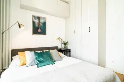 Łóżko lub łóżka w pokoju w obiekcie ApartamentySnu, Wola Premium II z parkingiem