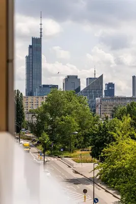 Widok na miasto Warszawa z tego apartamentu