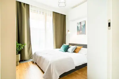 Łóżko lub łóżka w pokoju w obiekcie ApartamentySnu, Wola Premium II z parkingiem