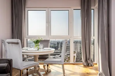 Część wypoczynkowa w obiekcie Kasprzaka 29 Wola Tower 3 Rooms, 80m2 16th floor, Free Garage BY Perfect Apart