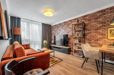 Telewizja i/lub zestaw kina domowego w obiekcie Aparthotel Grzybowska 9 by BookingHost