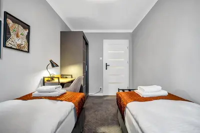 Łóżko lub łóżka w pokoju w obiekcie Aparthotel Grzybowska 9 by BookingHost