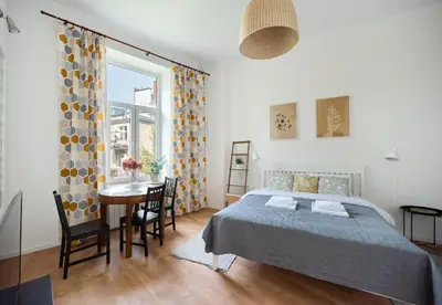 Łóżko lub łóżka w pokoju w obiekcie Wolność City Centre Comfy Studio by BookingHost