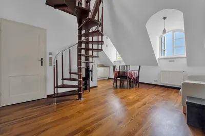Plan piętra w obiekcie Rynek Nowego Miasta Two-Level Apartment by BookingHost