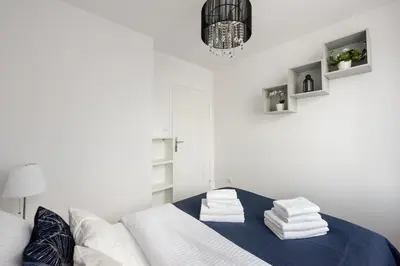 Łóżko lub łóżka w pokoju w obiekcie Wasilkowskiego Luxury Apartment by BookingHost